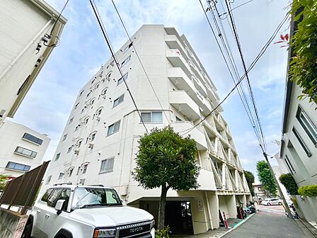 上品な佇まいの重厚感のあるマンションです。