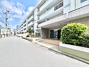 緑が映える堂々としたエントランス。四季を感じる事ができます。