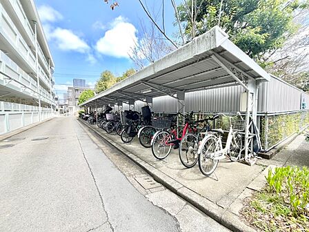 きちんと整頓された自転車置き場。管理状態の良さがうかがえます。