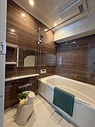 ユニットバス／浴室換気乾燥機付きのため雨の日でも洗濯物等を干すことが出来るため便利です。