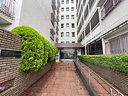 エントランス／植栽の手入れが行き届いている管理体制良好なマンション