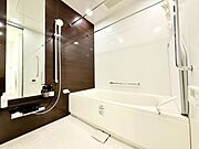 ユニットバスで日々のお掃除も楽々！換気扇付きで、カビ防止にもなる嬉しい設備です。