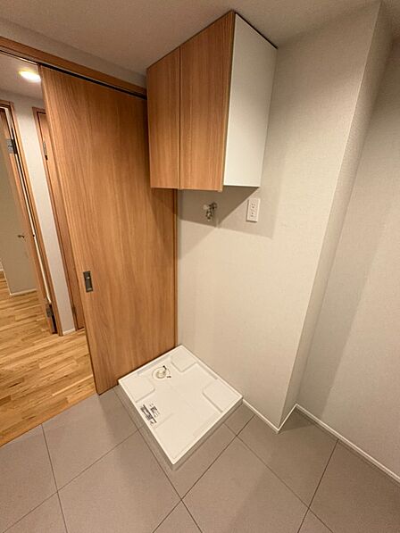 洗濯機置き場/吊戸棚を新規設置しましたのでタオル等を収納するのに便利です。