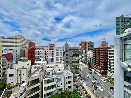 周囲には高層の建物が少なく、都会の景色を望める眺望良好のお部屋です。