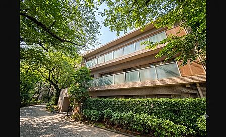 外壁タイル貼り。上品な佇まいのマンションです。