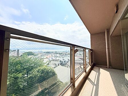 洗濯物を干したり取り込んだりしやすい奥行きのあるバルコニー!