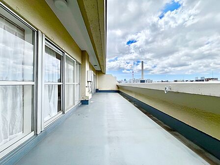 嬉しいルーフバルコニー(37.8-平米)付のお部屋です。(使用料:無償)