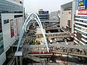 矢川から2駅の立川駅周辺はデパートや映画館などが充実したにぎやかな街並み