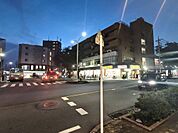 駅前スーパーマーケット。駅前なので徒歩2分。
