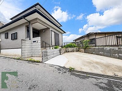 外観:落ち着いた色調の外観が街並みに溶け込み、日々の暮らしに穏やかな安らぎをもたらす住まい。すっきりとした佇まいが洗練された印象を与え、末永く愛着を持って過ごせる心地よい空間が広がっています 外観:落ち着いた色調の外観が街並みに溶け込み、日々の暮らしに穏やかな安らぎをもたらす住まい。すっきりとした佇まいが洗練された印象を与え、末永く愛着を持って過ごせる心地よい空間が広がっています
