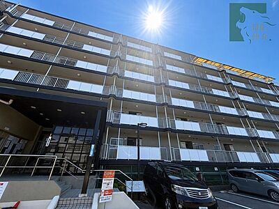 外観:広がりを感じる爽やかな青空を背景に、堅実で安定感のある建物の表情が日常に寄り添います 外観:広がりを感じる爽やかな青空を背景に、堅実で安定感のある建物の表情が日常に寄り添います