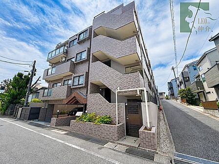 街並みに馴染む落ち着いた佇まいと、端正なフォルムが印象的な外観。周辺環境に調和しつつも、日々の生活をしっかりと支える安定感のある住まいが、穏やかな日常を予感させます 