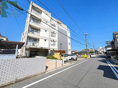 外観:青空に映えるすっきりとした佇まいで、穏やかな日常を予感させる外観です。 外観:青空に映えるすっきりとした佇まいで、穏やかな日常を予感させる外観です。