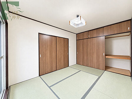 伝統的な質感を大切にしながら現代の暮らしにも馴染む落ち着いた和の空間