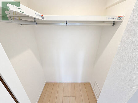 すっきりと整えられた空間が心地よい、実用性と美しさを兼ね備えた収納スペースです。