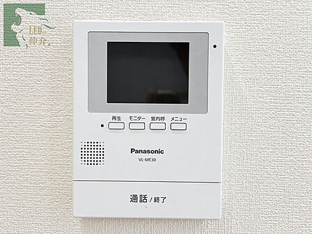 来訪者をしっかりと確認できるTVモニター付きインターフォンが設置されており日々の暮らしに安心感をもたらしてくれます