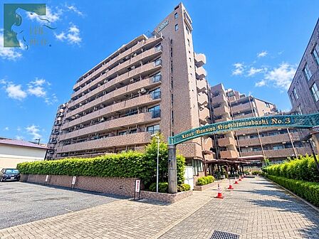 ゆとりある敷地に佇む端正なシルエットがスマートな生活時間を描き出します