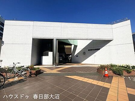春日部市立図書館 460m