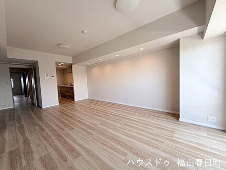 ■南向き・日当たり良好■午後の陽ざしがやわらかく部屋を包む、明るく温かみあふれるリビング空間です。