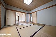 古さを魅力に変える『和モダン』リノベ。畳の温もりを活かした、大人のお洒落なラウンジ空間