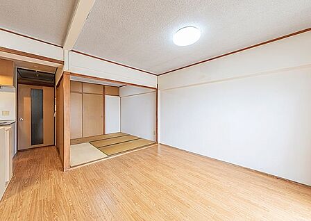和室の仕切り戸を開けて一つの空間としても利用することができ、ライフスタイルや用途に合わせて活用していただけます。