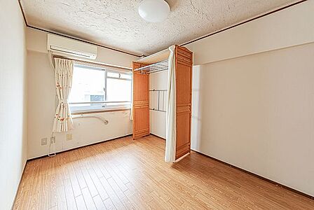 約6帖の洋室は使い勝手がよく、自由度の高い家具の配置が叶うシンプルな空間です。