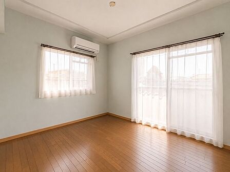 子供部屋にも嬉しい大容量の収納スペース付き♪ご家族の思い出もすっきり収納していただけます。※画像はAI生成により小物を削除しており、実際の仕様・形状・色味とは一部異なる場合がございます。
