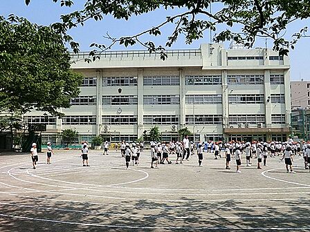 地域の方々との繋がりを大切にしていて行事は地域一体し運動会は地区別リレーがあります。