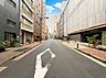 外観：前面は車通りの少ない道路となっております。お車の出し入れが苦手な方も安心して駐車が可能です。しっかり舗装もされているので、ベビーカーや自転車でも快適に通行できます。