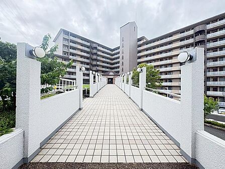 落ち着いた色合いで、周囲の街並みに馴染む外観です。