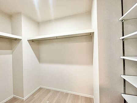 ひと目で収納物を確認できる、ゆとりの広さを備えたウォークインクローゼット。
