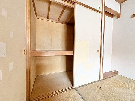しっかりと奥行きのある押入れ。天袋もあるので、シーズンオフのお洋服やインテリアなども収納いただけます。