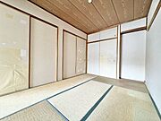 和室は心落ち着く空間。家族団らんや来客時の客間等々、多目的に活用出来る便利なスペースです。