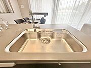 大きな調理器具や食器類もゆったり洗えるシンクです。
