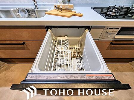 ビルトイン食洗機は作業台が広く使え、見た目もスッキリ。節水や節電も充実して家事の手助けをしてくれます。