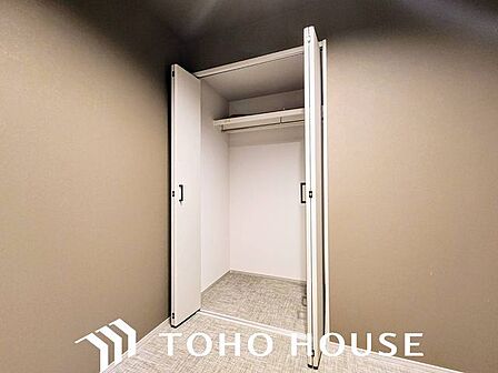 無駄を省き有効に活用した収納スペース。細々したモノを片付けられて便利です。