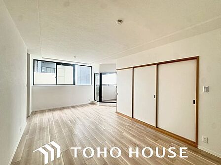 窓越しに射し込む自然光が風合い豊かな室内を照らし出し、落ち着きのある上品な空間を演出します。