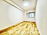 洋室：ナチュラルカラーのフローリングのお部屋は、温かみを感じさせリラックスをもたらす効果があります。