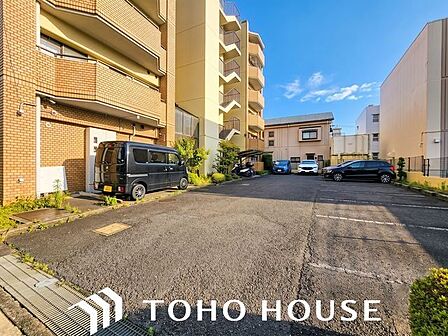 敷地内駐車場。(空の加工を生成AIで行っています)