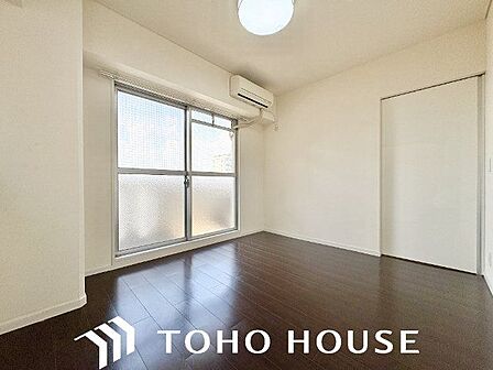 大きな窓からたっぷりと陽光が注がれる明るい空間。一日の疲れを癒してくれる洋室。時を忘れて過ごす空間。
