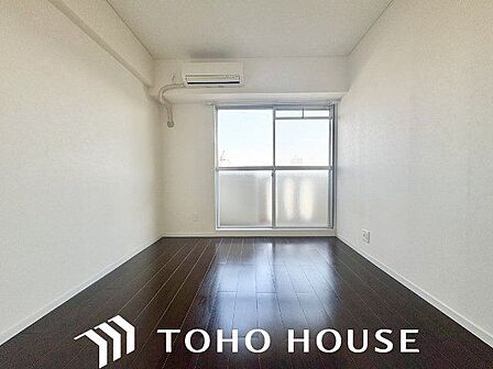 木のぬくもりを感じられる、のびのびとした明るい洋室です。いつまでも快適に暮らせる空間が広がります。