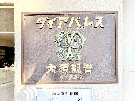 時代を超えて住まう方を見守り続けてきたエンブレム。これから先も変わらずに温かく迎えてくれます。