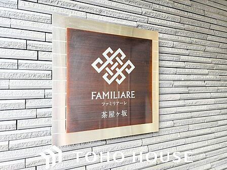 お洒落なマンション名のプレートは華やいだ気分を演出し、訪れる方を優雅な空間へと導いてくれます。