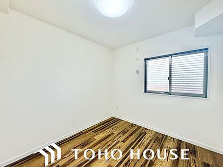 居心地のいい暮らしには欠かせない眩い採光。ゆったりとした幅の窓からこの空間に降り注ぐ採光が絶えません。