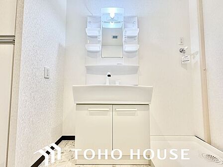 清潔感のある色合いのプライベート空間は、身だしなみチェックや肌のお手入れに最適です。