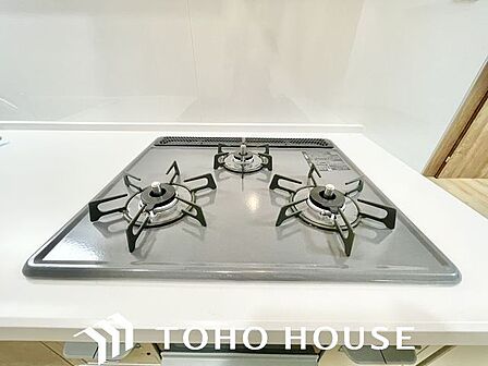 忙しいときでも一度にたくさんの料理が作れる3口コンロ。使い勝手の良さを考えました。
