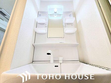 清潔感のある色合いのプライベート空間は、身だしなみチェックや肌のお手入れに最適です。