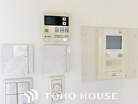 モニター画面で訪問者の顔を確認しながら会話ができる、不審者対策にも有効なインターホンです。