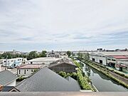 周囲に高い建物がなく開放感があります。開けた視界がどこまでも広がります。