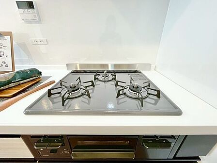 忙しいときでも一度にたくさんの料理が作れる3口コンロ。使い勝手の良さを考えました。
